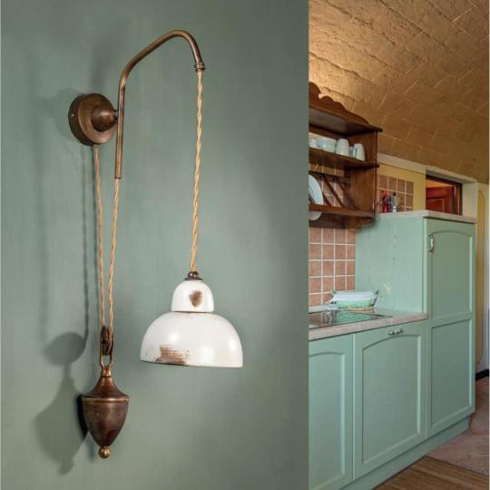 biela mediteranska klasicka mosadz vyvazene nastenne svietidlo nastavitelne vysky vintage starozinny anticove sedliacky dom lampy rekonstrukcia obyvacka kuchyna osvetlenie imas florencia toskansky taliansky styl.jpg